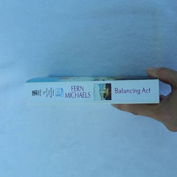 Balancing Act, a paperback book written by Fern Michaels (2 books in 1) - Picture 4 of 7